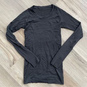 Black lululemon swiftly tech long sleeve size 4
